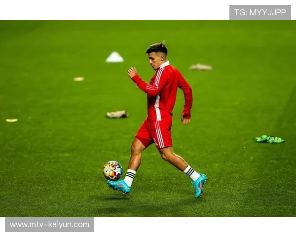 阿贾克斯球员赛后拥抱，释放压力